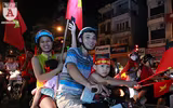 [ẢNH] Đường phố Hà Nội đỏ rực sau chiến thắng của Olympic Việt Nam tại ASIAD 2018